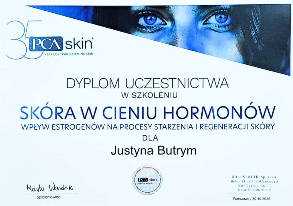 Zdjęcie dyplomu uczestnictwa w szkoleniu dotyczącym skóry i hormonów dla Justyny Butrym.