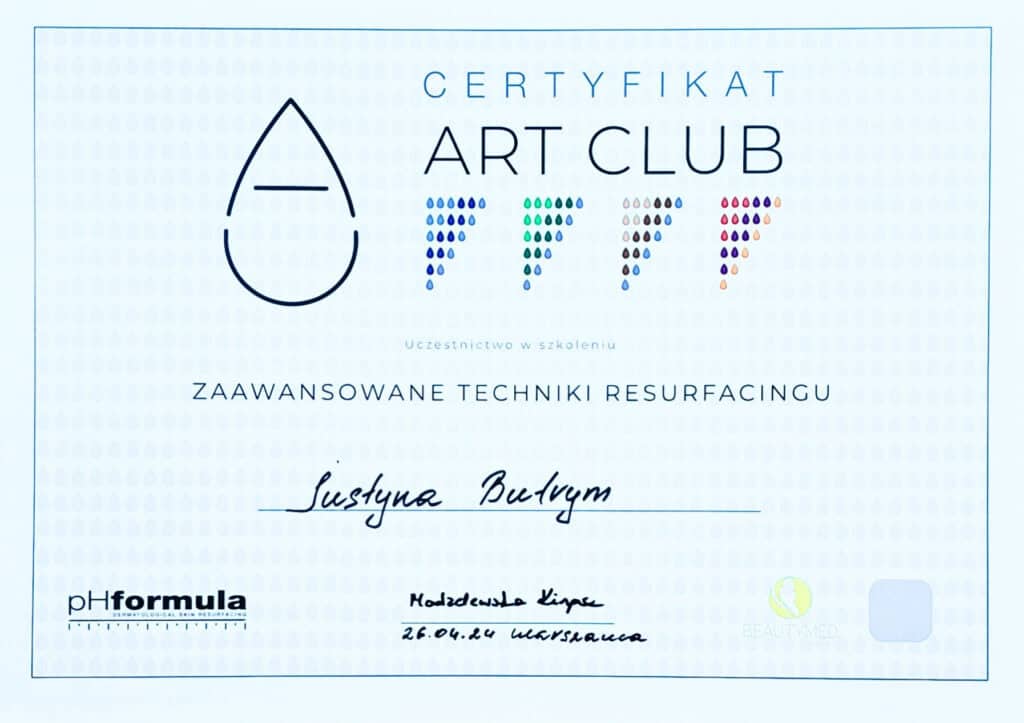 Certyfikat potwierdza specjalistyczne szkolenie Justyny Butrym w zakresie terapii blizn potrądzikowych.